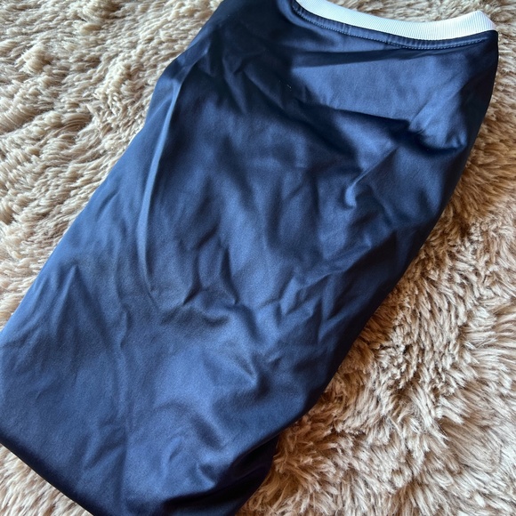 NWOT Adidas unisex navy blue tshirt with shiny back - Picture 6 of 6